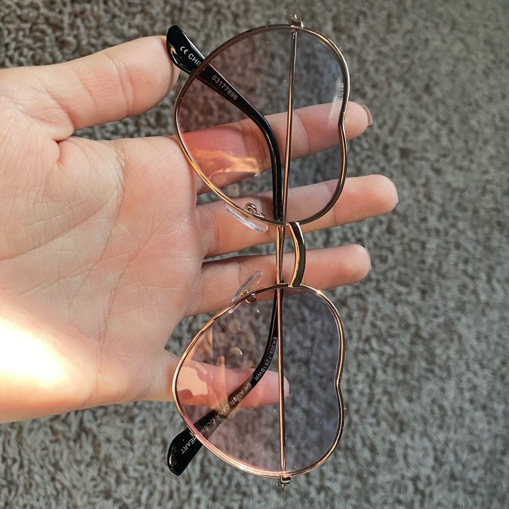 DISCOUNT SHIPPING heart shaped sunglasses